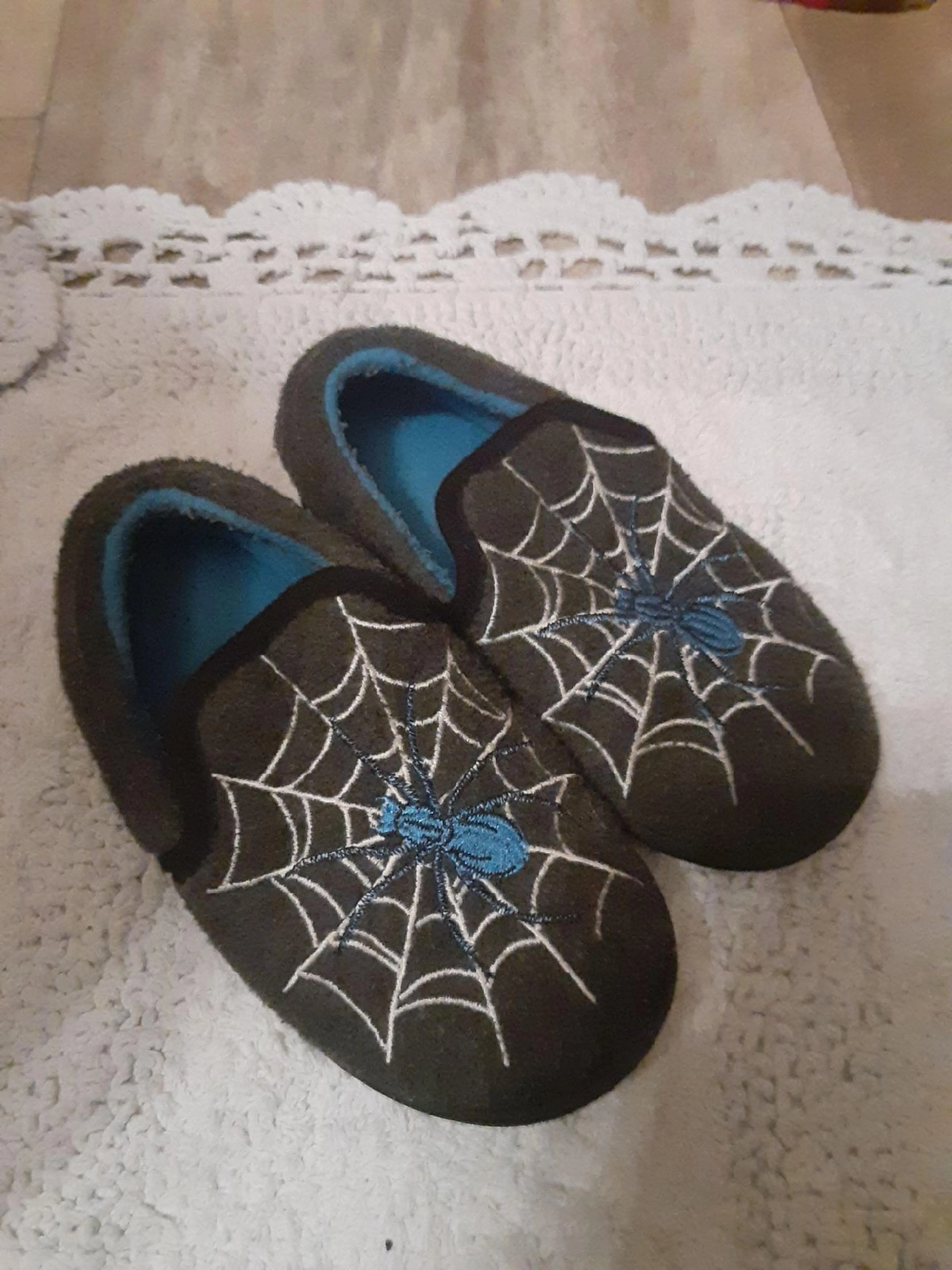 23390 tarantula spider slippers size guide